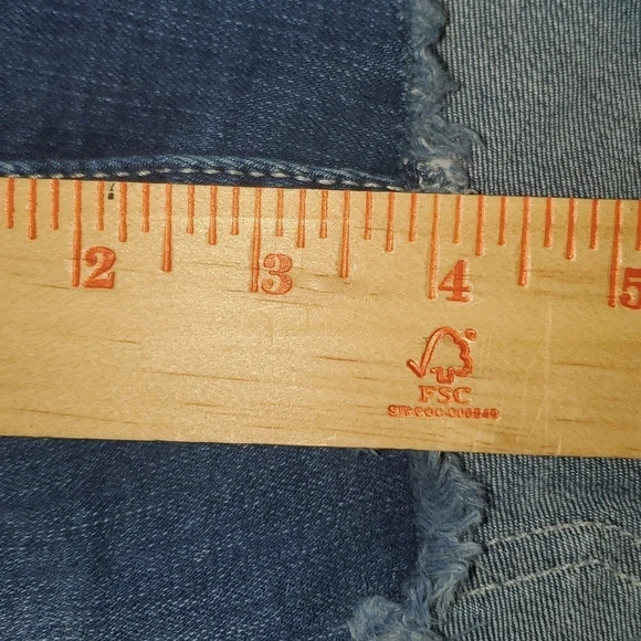 Torrid Medium Wash Frayed Denim Jean Shorts Women’s Size 24 - Picture 11 of 11